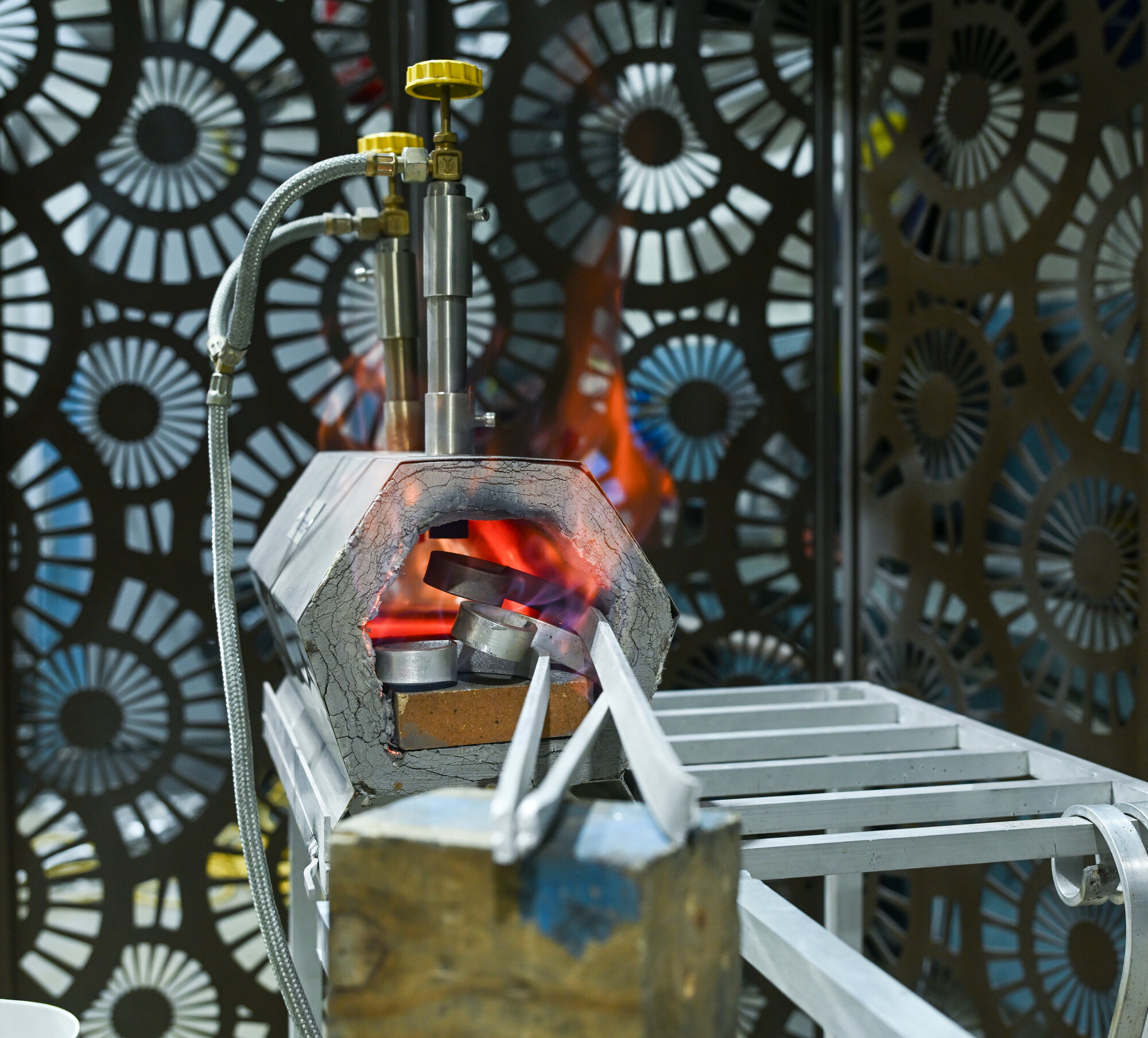 Fragua encendida en el taller de Thor Metal Art