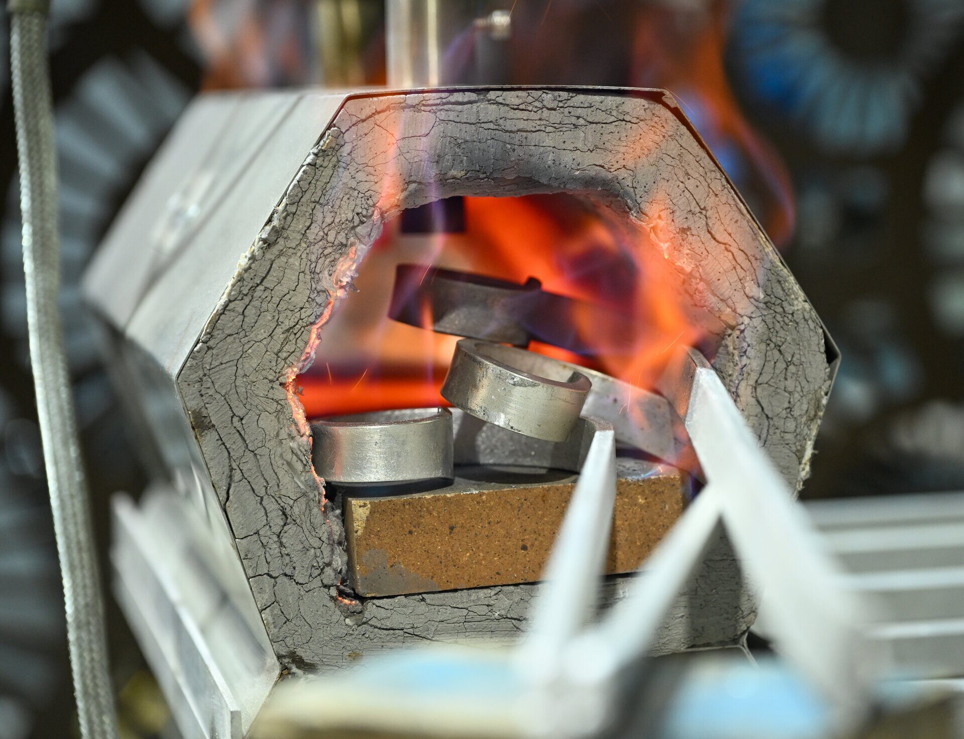 Forjando metal al rojo vivo en el taller
